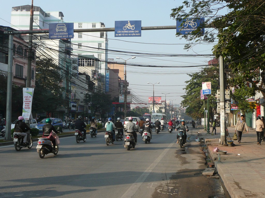Aus Hanoi bin ich nach Nordwesten gefahren. Und die Ausfallstraße hat offiziell eine Spur für Autos, eine für Mopeds und eine für Fahrräder. Aber niemand hält sich so genau daran - Mopeds fahren überall, und manche sogar gegen die Richtung.