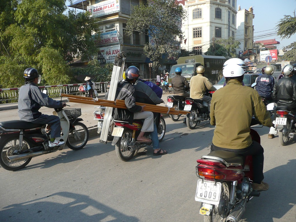 Im dichten morgendlichen Verkehr bin ich aus Hanoi nach Westen gefahren. 