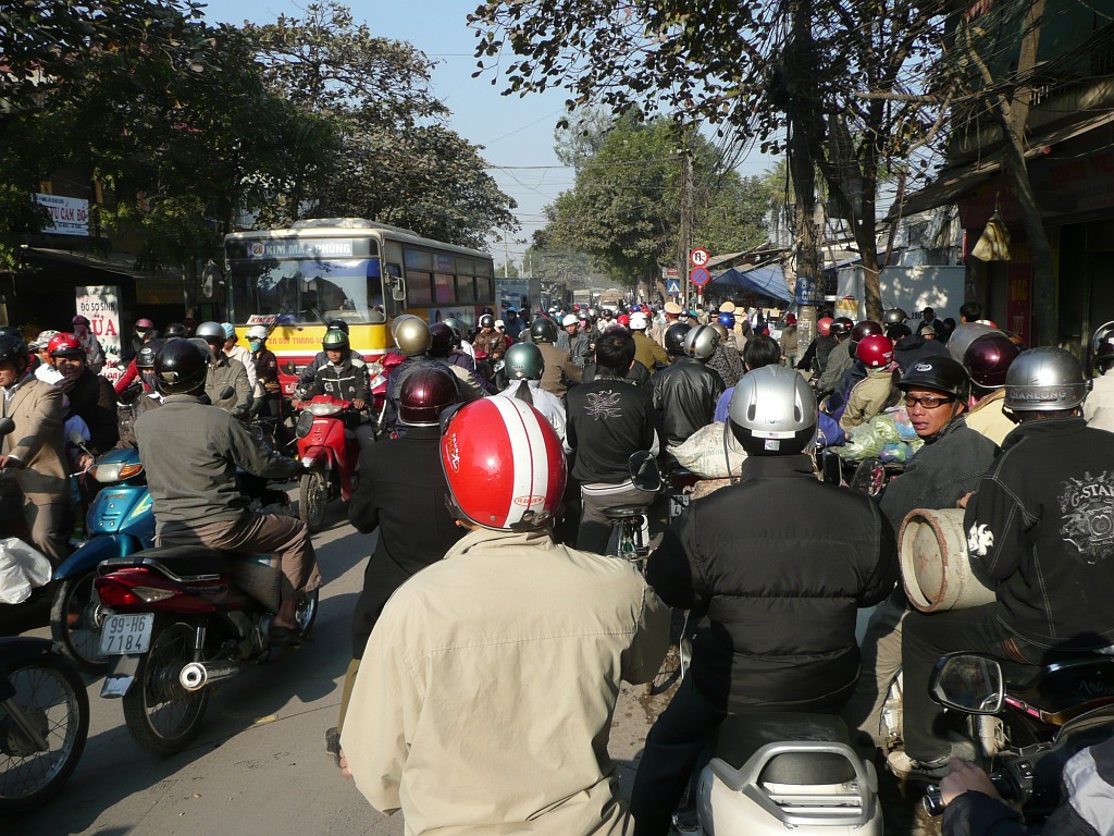 Ein Mopedstau am Ortsausgang von Hanoi.