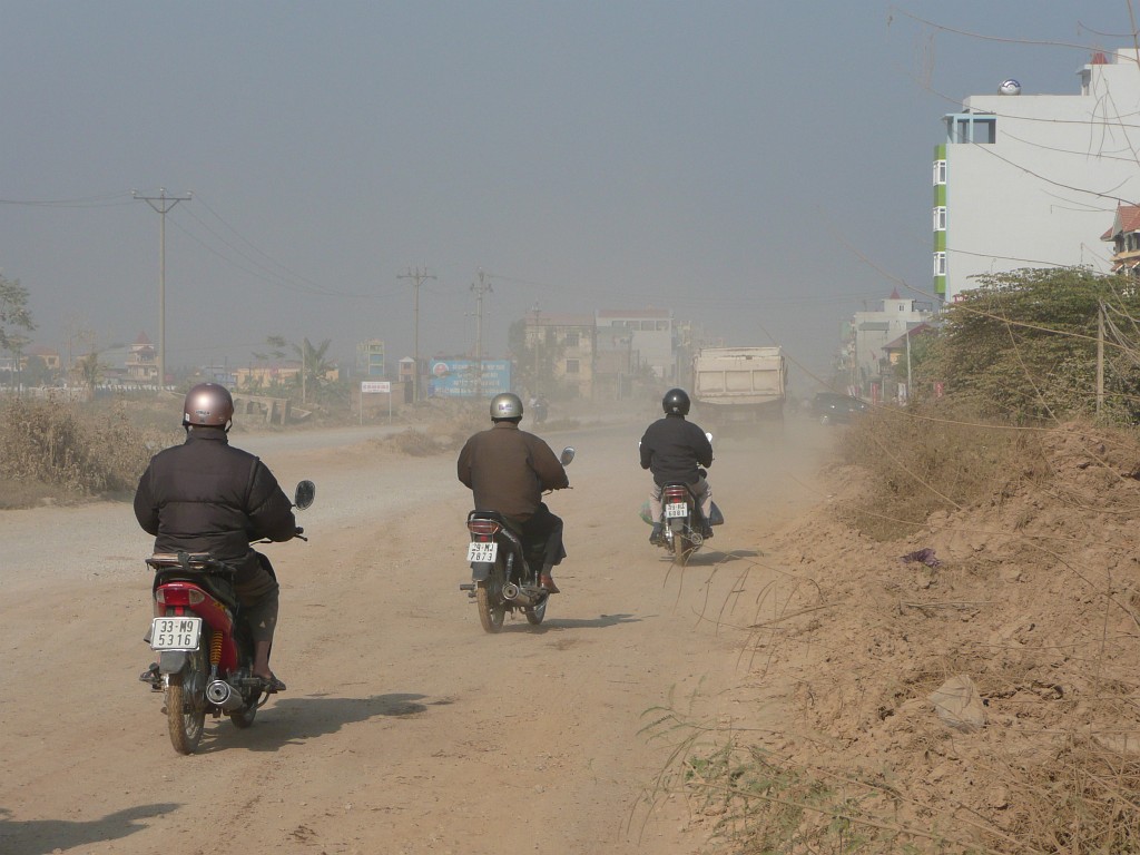 Und gleich lernte ich eine weitere Besonderheit der vietnamesischen Straßen kennen: Häufig gibt es Baustellen, wo der Staub einem in die Augen kommt.