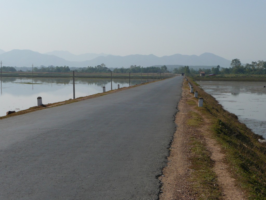 Die Straßen im Delta des Roten Flusses verlaufen oft auf Dämmen zwischen den Feldern, die immer wieder unter Wasser stehen. Einige Zeit bevor ich in Vietnam war, waren viele dieser Straßen genauso wie einige Teile von Hanoi überschwemmt.