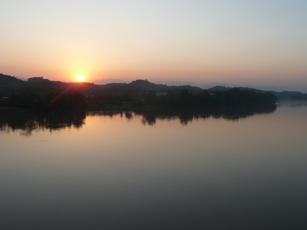 Die Sonne ging schon unter, als ich den Roten Fluss überquerte, um in Yen Bai ein Hotel zu suchen.