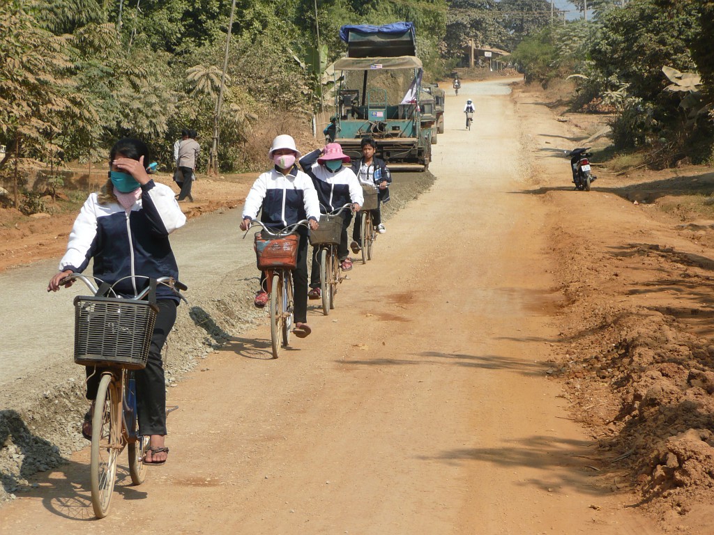 Schülerinnen fahren von der Schule nach Hause.