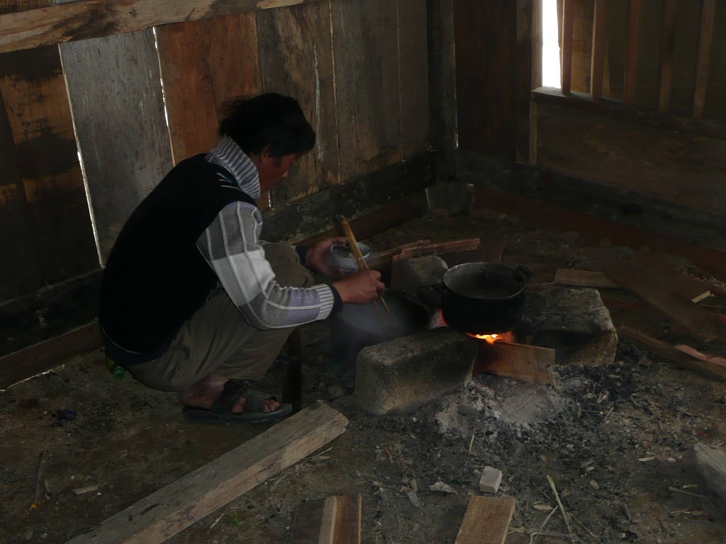 Eine Bauernfamilie hat mich in ihre Hütte zum Mittagessen eingeladen. Hier wird das Essen gekocht.<br />Der Rauch zieht durch die Ritzen in den Wänden ab, durch die auch der Wind pfeift, der in dieser Höhe im Winter auch ganz schön kalt sein kann.