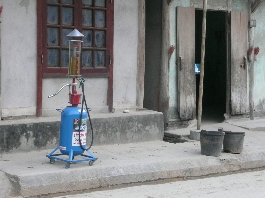 Viele Leute haben eine private Zapfsäule, wo sie Moped-benzin verkaufen.