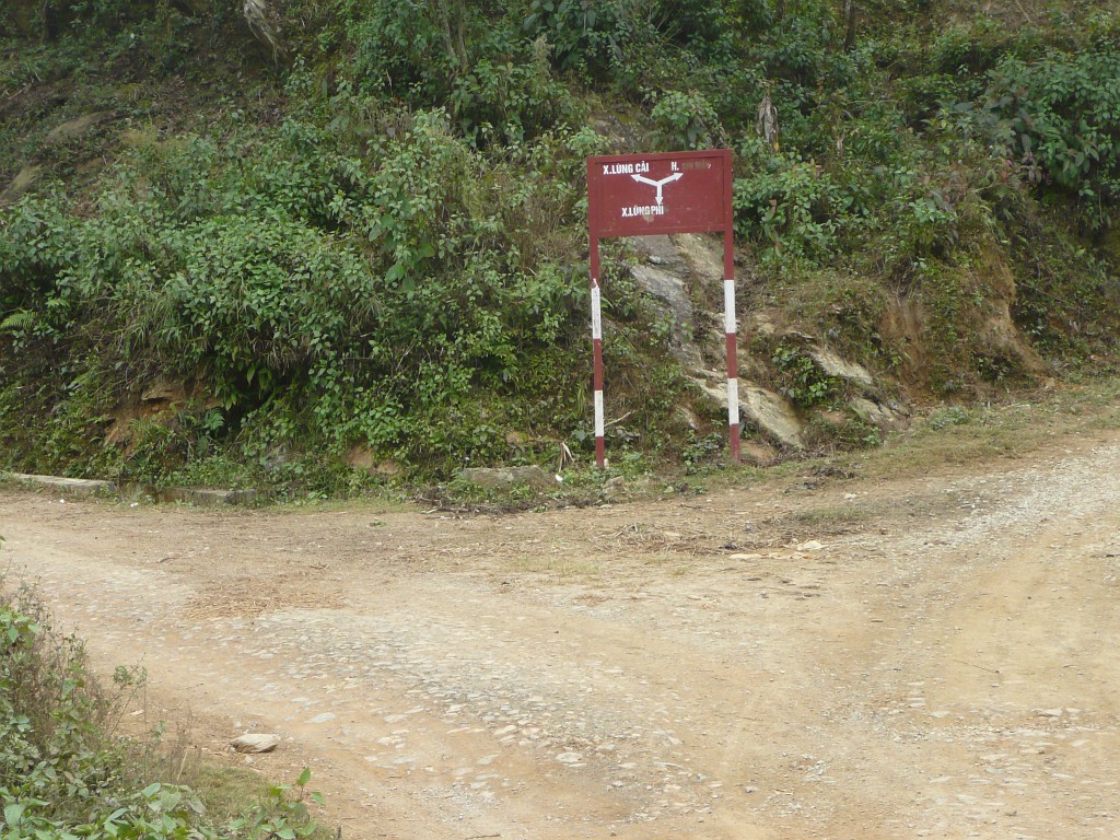 Zum Glück hatte ich in Hanoi eine Landkarte vom Nordwesten Vietnams gefunden, die etwas genauer als meine in Deutschland gekaufte Karte war. Auf der waren dann wenigstens zwei der Orte auf diesem Wegweiser zu finden, wenn auch mit etwas anderer Buchstabierung, und ich wusste, wohin der Weg weiter ging.