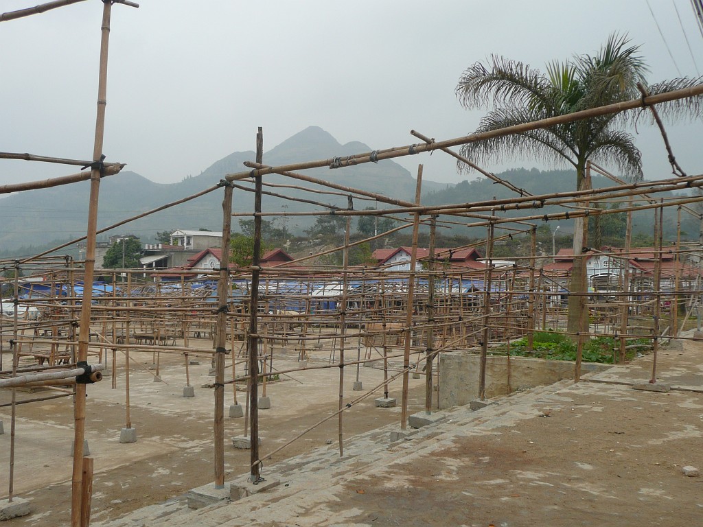 Der Marktplatz von Bac Ha war am Freitagabend noch leer. Markt ist hier ja sonntags. Und am Samstag bin ich nach Can Cau zum Markt gefahren. ...